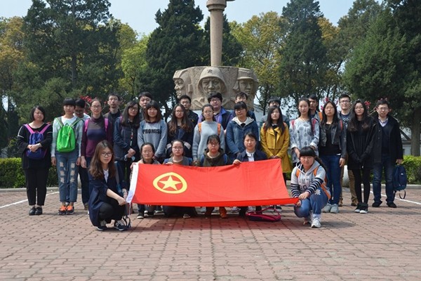 公司团委组织祭扫烈士陵园