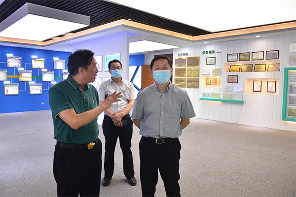 市委统战部副部长、市工商联党组书记王益冰一行到公司...