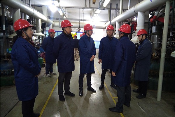 公司领导慰问春节期间应急生产的一线员工